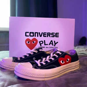 Cdg converse  - Köptes för 2 år sedan och nästan nyskick. St 40 men passar nästan mig som har 43. Köptes för 1400 kr och säljer för 800 kr men kan budas ner.
