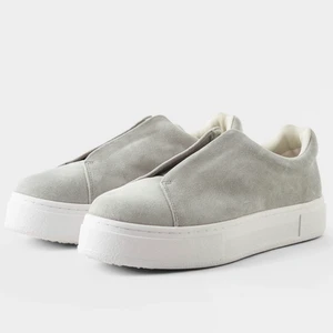 Gråa Eytys i storlek 45 - Skick 7/10, storlek 45 men passar även som 44. Nypris 1800kr