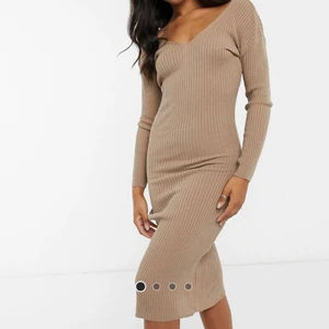 Stickad klänning - Midiklänning från In The Style, aldrig använd (Frakt tillkommer💜)