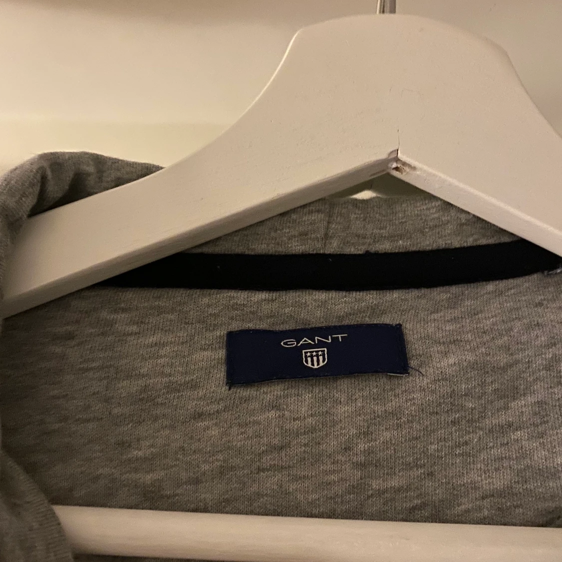 Grå Gant Hoodie med guld detaljer  - 91