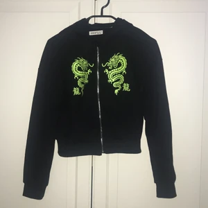 Super cool tröja med drakar - Super cool, men säljer den för att den tyvär inte kommer till användning men aldrig använd (köparen står för frakten)