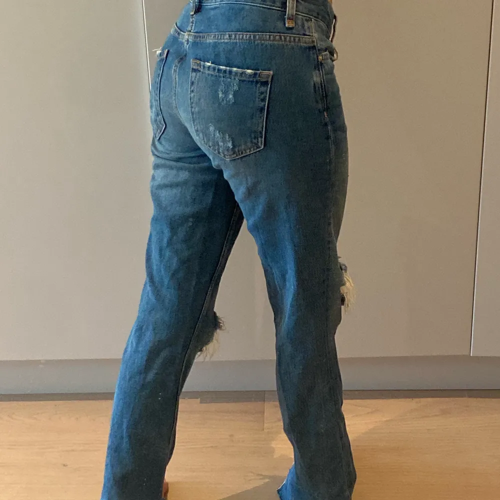 Jeans från ginatricot med hål och slitningar i lite pösigare modell. Jag har klippt av dom där nere samt klippt en liten ”slits” på insidan av jeansen längst ner.. Jeans & Byxor.