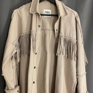 Zara jacka - Cool jacka från zara storlek xs men oversize! Aldrig använd. Nypris 600kr, säljer för 250kr + frakt🖤