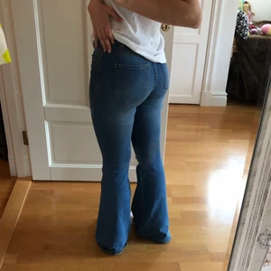 Drdenim jeans - Säljer mina populära jeans ifrån drdenim☺️ de är bootcut och väldigt stretchiga. Skulle säga att de är midwaist. Strl 32, men de är stora så passar typ M. Skriv för fler bilder💕
