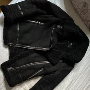 Zara jacka - Svinsnygg vinterjacka från Zara, nyskick! Nypris runt 900, storlek S. Köpare står för fraktkostnad❤️‍🔥