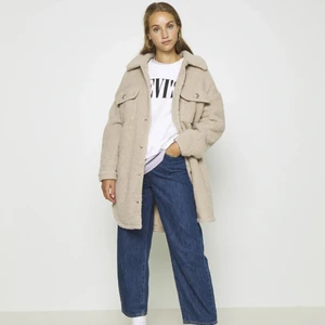 Beige teddykappa - Supermysig teddykappa, knappt använd. Köpt i storlek L då jag ville ha den oversized. Frakt ingår i priset, (första bilden är lånad)