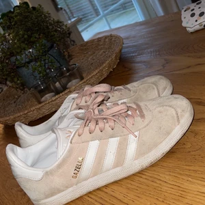 Adidas Gazelle strl 40 - Hej❣️ säljer mina ljus rosa adidas skor då jag inte använder dem längre. Dem är i mocka! Använda några gånger. Säljes för 350kr 🤍