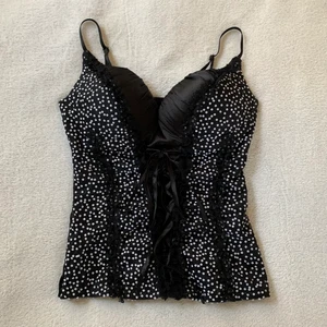 Svart korsett - Så fin korsett-topp med justerbara band över axlarna och framtill! Står inte storlek men passar mig som brukar ha XS/S 🖤