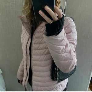 Vinterjacka - Jättefin vinterjacka från Odd Molly!!🌸💓 Är super varm o mysig🧣🥰 Jackan är i storlek 3 (motsvarar M) men passar mig som har S (har Odd Molly loggan på axeln, skriv så skickar jag bild) kommer ej ihåg vad det köptes för, men det var några tusen