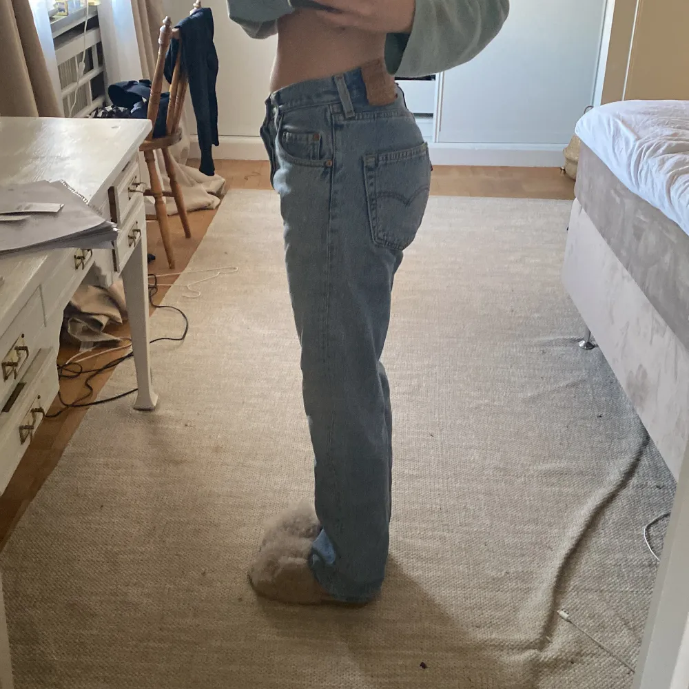 Säljer dessa så snygga Levis 501 så svårt att få tag på dessa idag i den gamla modellen! Så snygga på och har flera stycken och de e verkligen bekväma och slittåliga. Dessa är i bra skick men skavaker finns. Jag är 162 för referens och bär ca 36/38 i byxor. Ifall flera är intresserade blir det budgivning. Jeans & Byxor.