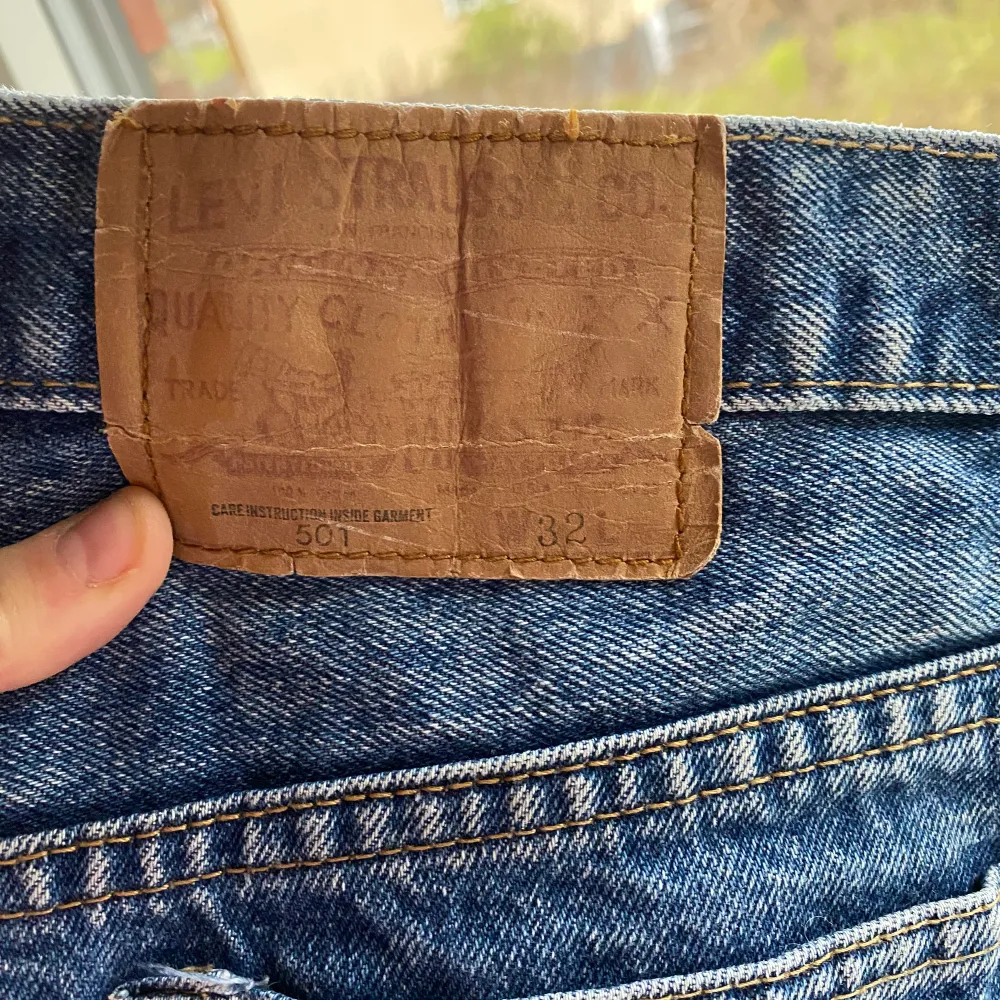 Retro skitsnygga Levis 501. Tyvärr för stora för mig. Stl 32 32 (jag har S och funkar med skärp om man vill). 600kr eller bud. Jeans & Byxor.