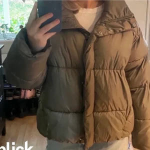 Hm jacka  - (Lånade bilder) jättefin grön jacka ifrån hm i st s. Den är i jättefint skick och köpt tidigare ifrån plick💞 skriv för för fler bilder