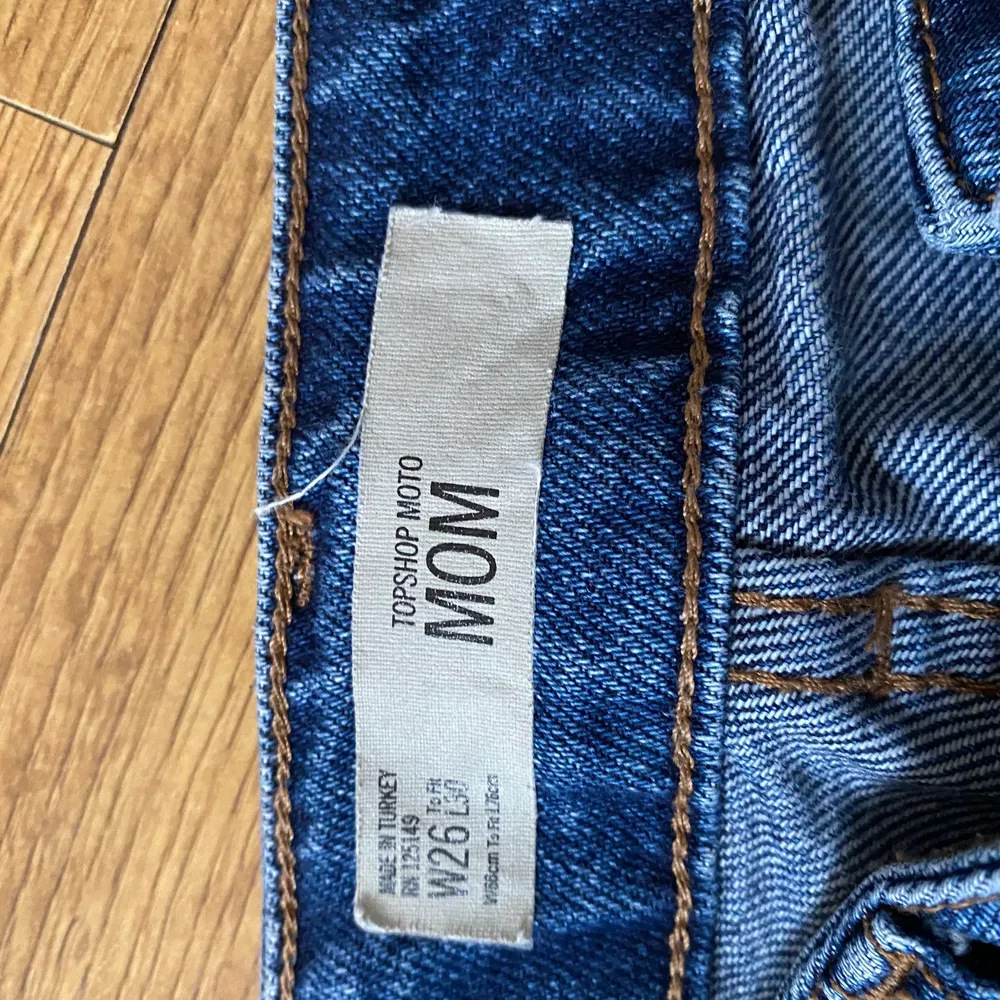 Jeans topshop i ”Mom” modell. Hög midja. Fint skick, inga anmärkningar förutom små skiftningar/fläckar i färgen men inget som syns mycket. Strl 26/30. Jeans & Byxor.