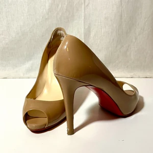 Vackra Christian Louboutin strl 40 ✨ - Modell: LADY PEEP PATENT LEATHER HEELS - BEIGE strl 40. Klack: 10 cm.                                       Säljer dessa vackra äkta Louboutin då de tyvärr inte kommer till användning hos mig. Fint skick. Köpte dem av en kvinna som använt dem ett par gånger. Ovanligt välbehållna, skor i detta skick brukar återförsäljas för ca 2400kr. 