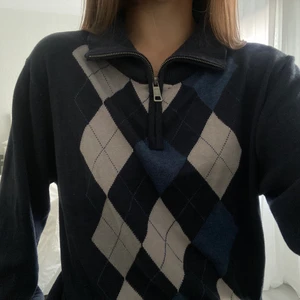 Mysig tröja - Super mysig marinblå tröja💗 köpt secondhand för ca 1 år sedan och sparsamt använd av mig. Super mysig nu till hösten/vintern! Skicka privat vid fler frågor eller intresse!💗