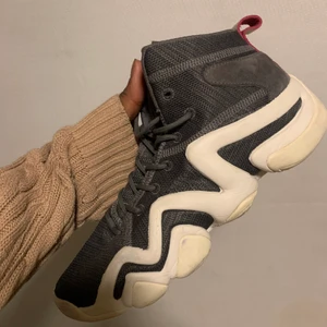 Adidas Originals Crazy 8 ADV - Adidas Originals Crazy 8 ADV. Ett par “gamla” basketskor som inte längre används, otroligt bra skor som jag rekommenderar starkt, de är lite slitna på sidorna annars funkar skorna upp till fullo! 😉 Är alltid öppen för frågor😊