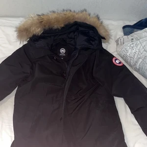 Canada goose chateau  - Använd 1 gång inte äkta men äkta päls. Lite stor i storleken,, tags finns  