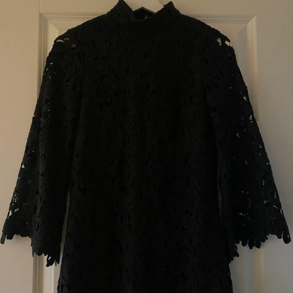 Super snygg svart klänning i spets material! Om fler bilder önskas är det bara att höra av sig🥰. Klänningar.