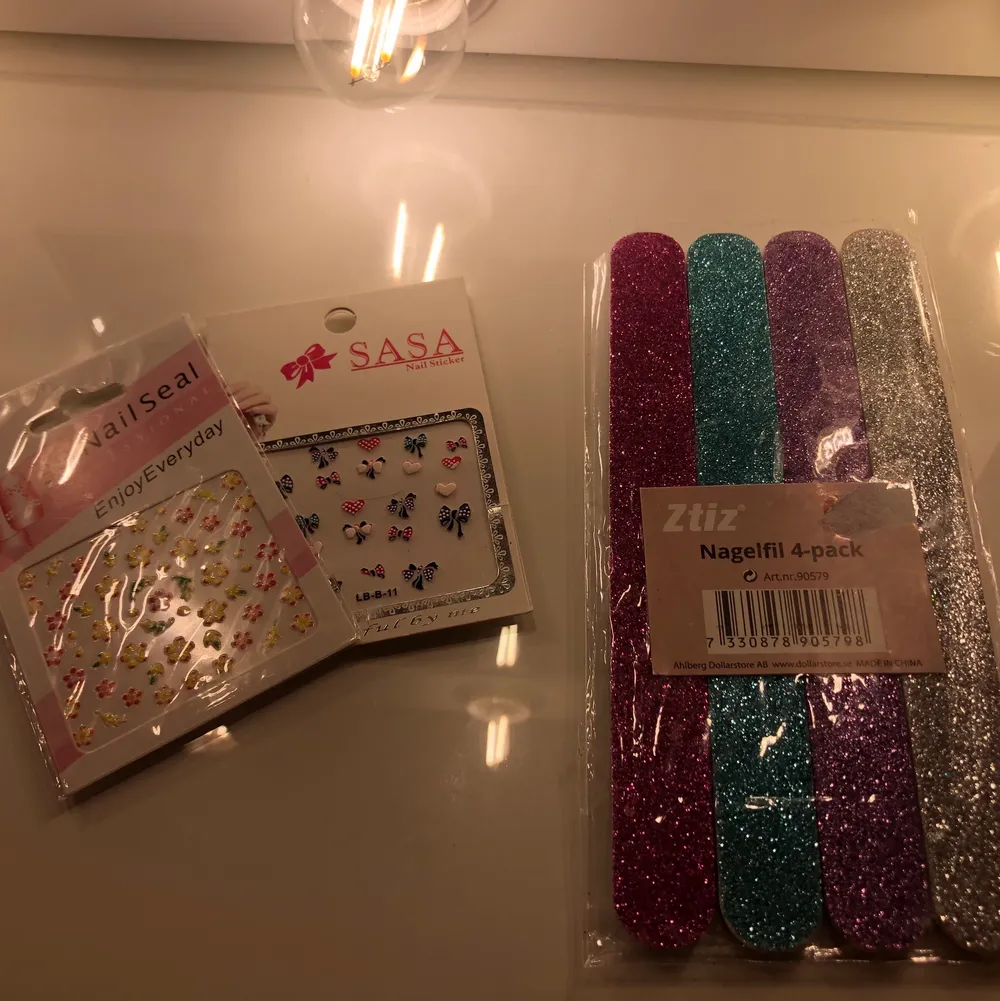 Säljer dessa fina nageltillbehör, 2 styckna nail stickers och 4 fina glittriga nagelfilar! Har använt endast den gröna, den silvriga tror jag att jag råkat skrapa mot de andra filerna så den ser en bit använd ut men den är inte det. Endast den gröna! . Övrigt.