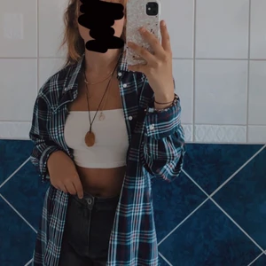 Skjorta - Denna skjortan säljes då jag inte använder längre💙💜 frakten betalas av köparen😀