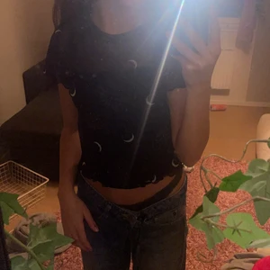 Mesh topp - En svart Pull&Bear mesh topp. Strl M men sitter rätt så litet som ni kan se på bild 1. Nästan helt oanvänd. Ordenariepris 100 kr. Köparen står för frakt🥰