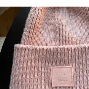  acne mössa💕🌸 - söt rosa acne mössa!💕❤️ sparsamt använd ungefär 1 års sen sedan inköp💕