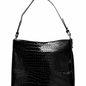 Hvisk väska  - Väska från hvisk som kanappt är använd