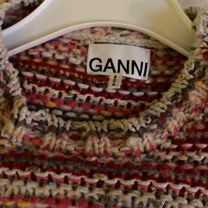 Min helt underbara Ganni tröja behöver nytt hem då den inte kommer till så mycket användning :( Säljs inte längre men är i toppenskick! Nypris : runt 1500kr 