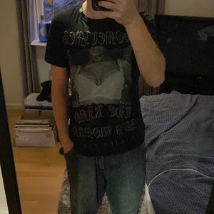 Philipp Plein T-shirt  - T-shirten är i bra skick då jag ej använt den så mycket. Kommer inte till användning nu då jag anser den inte passar min stil.