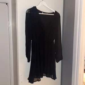 Svart kort långärmad klänning - Svart kort långärmad klänning från Gina Tricot. Storlek M. Gott skick.