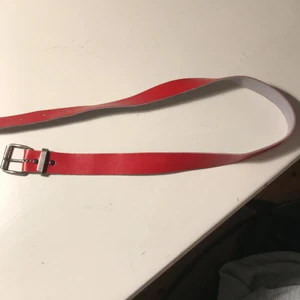 Rött bälte  - Snyggt bälte , bra skick. Använd noll gånger, har inte fått det till användning. Det är secondhand. Lite vintage.