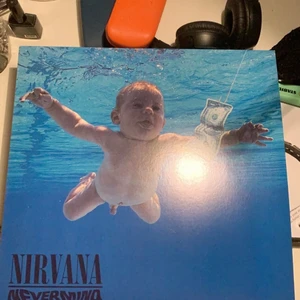 Nevermind vinyl - Nirvana Nevermind vinyl, använd ett par gånger, köpt för 389kr , säljer då jag hittade min mammas gamla nevermind vinyl och behöver inte två🥰 skit bra album