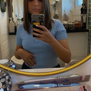 Blå tröja från bikbok! - En blå pikétröja med fint mönster från bikbok!! Använd fåtal gånger, inga som helst skador. Säljs billigt!!! (Frakt ingår ej). 