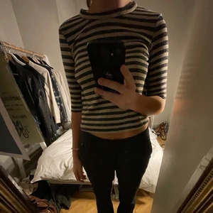 Randig glittertröja - Beige och grön glittrig tröja med 3-4 ärmar👋🏼👋🏼