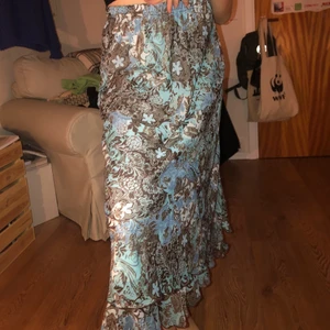 Längre mönstrad kjol - En lång blå-mönstrad kjol från second hand i usa:) 