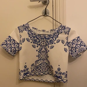 Crop top t-shirt  - T-shirt, lite kortare som en ”crop top”, som aldrig använts men haft den i garderoben länge. 