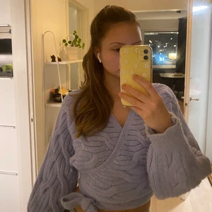 Blå kabelstickad tröja - Stickad tröja med omlott.