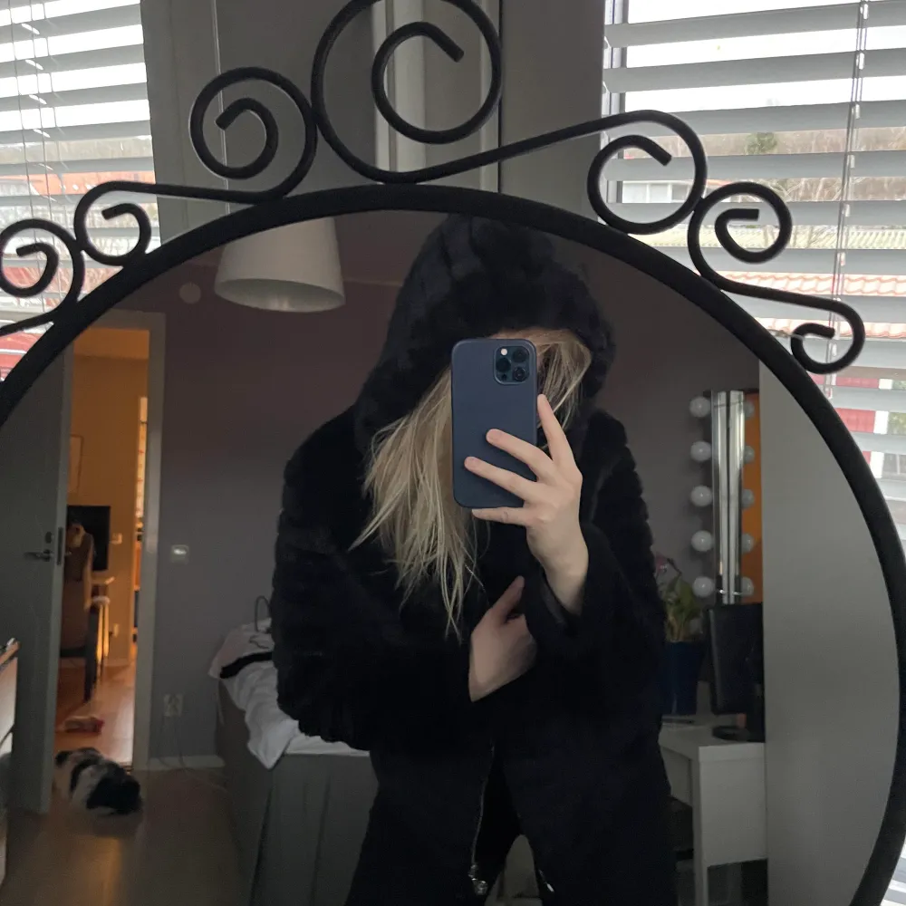 Fluffjacka som är använd men i bra skick! Super varm och gosig!. Takit.