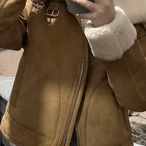 supermysig beige / brun jacka - otroligt varm och skön, säljer då den inte kommit till användning eftersom den är fel storlek för mig, använd typ 1 eller 2 gånger! strl 38 men funkar på mindre oxå beroende på villken passform du föredrar