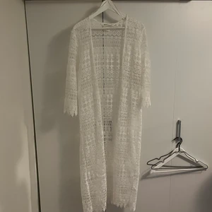 kofta - lång kofta som är superfin på sommaren! den är för stor för mig så därför jag säljer den. skriv om ni har några funderingar!💗