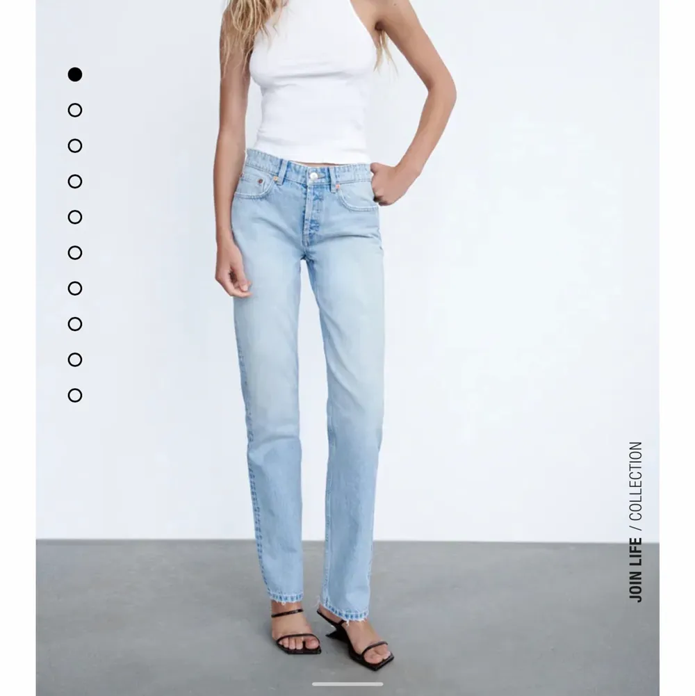 Säljer dessa fina low waist jeansen från zara, aldrig använda pga att dom va försmå för mig! Storlek 36 men sitter som 34, så dom är alltså i gott skick💖. Jeans & Byxor.