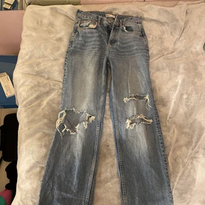 Raka jeans - Super najs raka jeans med hål på knäna ifrån Gina tricot. Använder de aldrig bara, och har inte riktigt plats i garderoben haha…❤️