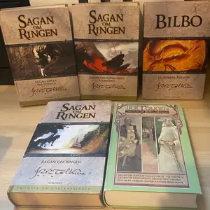Säljer mina Sagan Om Ringen böcker som inte kommer till användning hos mig. Vid intresse, kontakta mig i privatchatten😊