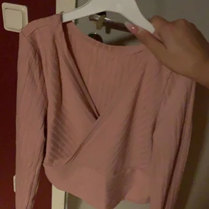 Tröja - En jätte fin tröja som är lite öppen vid brösten. Köpt på Shein för några månader sen, dock använt max 4 gånger. Storlek S men passar mer som en Xs eftersom att den är tajt.