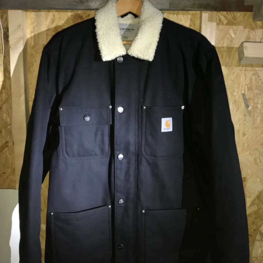 Carhartt WIP Fairmount coat i black rigid. Den är i storlek L och använd endast en gång, sedan hängt och tagit upp plats i garderoben. (Min killes) Den är i mycket bra skick 😊 kan skickas på posten eller mötas upp runt om Majorna Göteborg. Osäker på vad frakt ev kan hamna på så om du vill ha den postad får vi kika närmre på det. 😊🚚. Jackor.