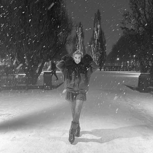 grå jacka från BooHoo - grå/svart utvättad jacka från BooHoo med fake päls på kragen och ärmarna❤️❤️