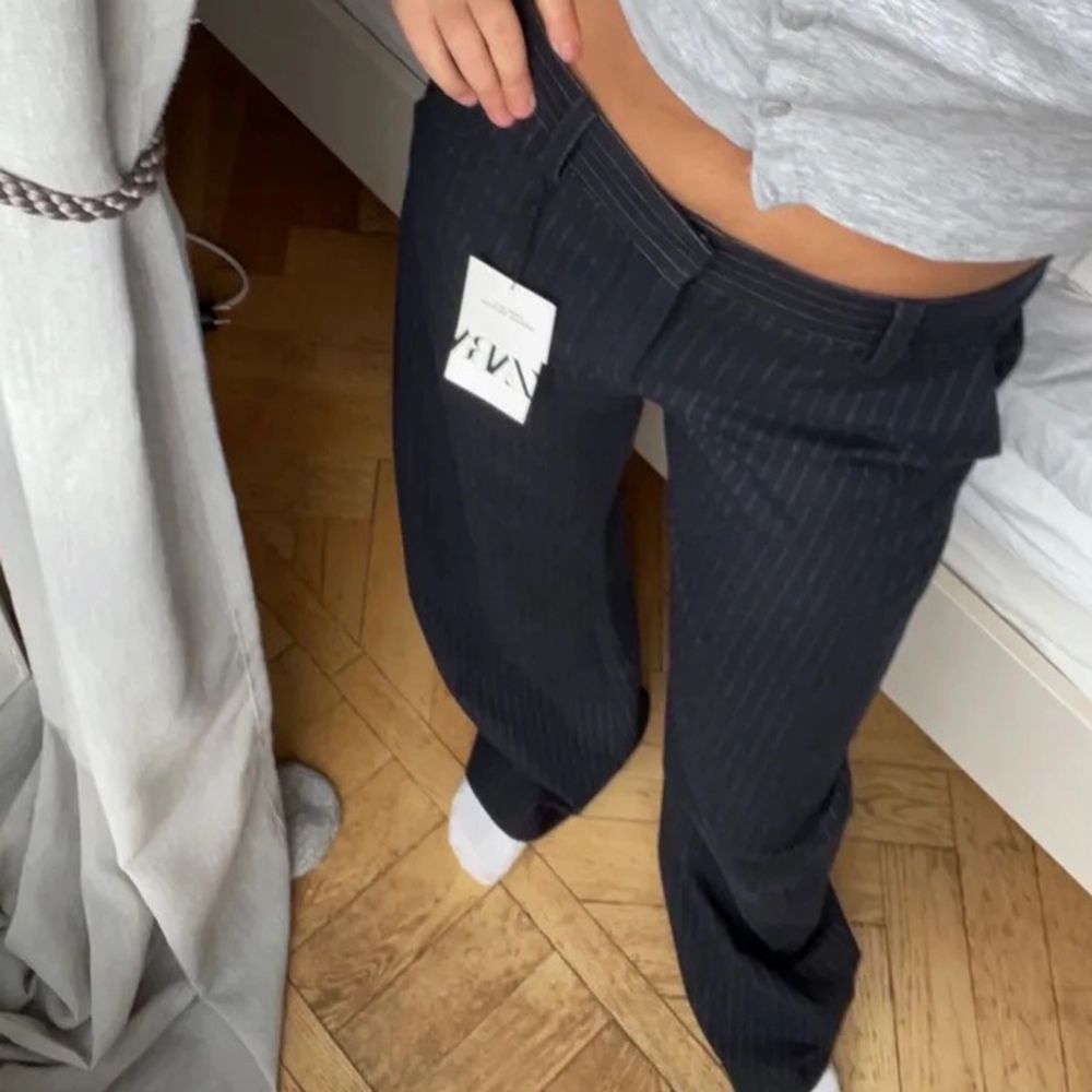 Slutsålda kostymbyxor som tyvärr är på gränsen till korta på mig som är 176cm. KÖP DIREKT FÖR 750+ frakt! Första bilden är lånad. Jeans & Byxor.