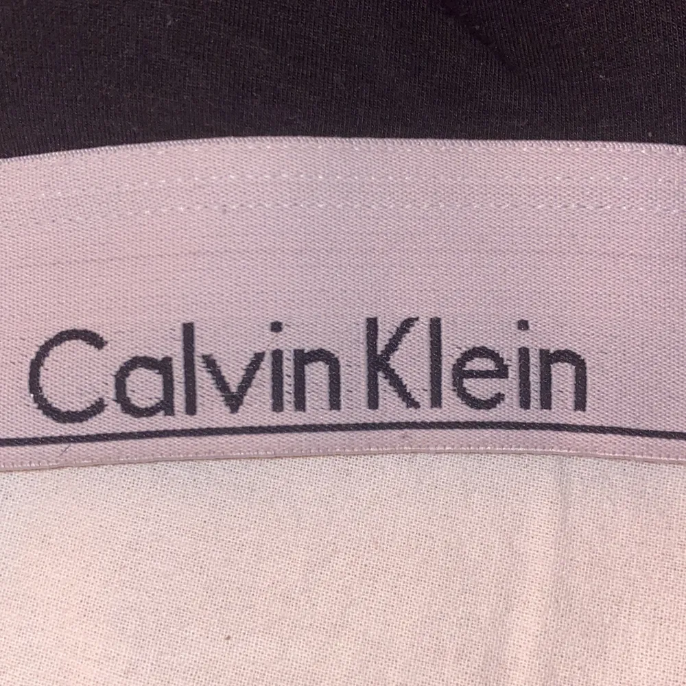 Säljer denna Calvin Klein bh-n för att jag inte andvänder den, den är i bra skick och inge andvänds mycket, här av er om de är något, den är köpt för 430kr❤️. Övrigt.
