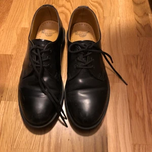 Dr. Martens  - Skor från Dr. Martens. Frakt tillkommer.