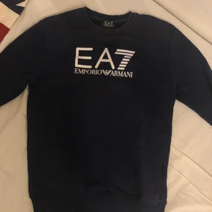 Armani crewneck  - ❗️GARDEROBSRENSNING❗️ säljer denna då det inte är min stil längre. Den passar storlek M.